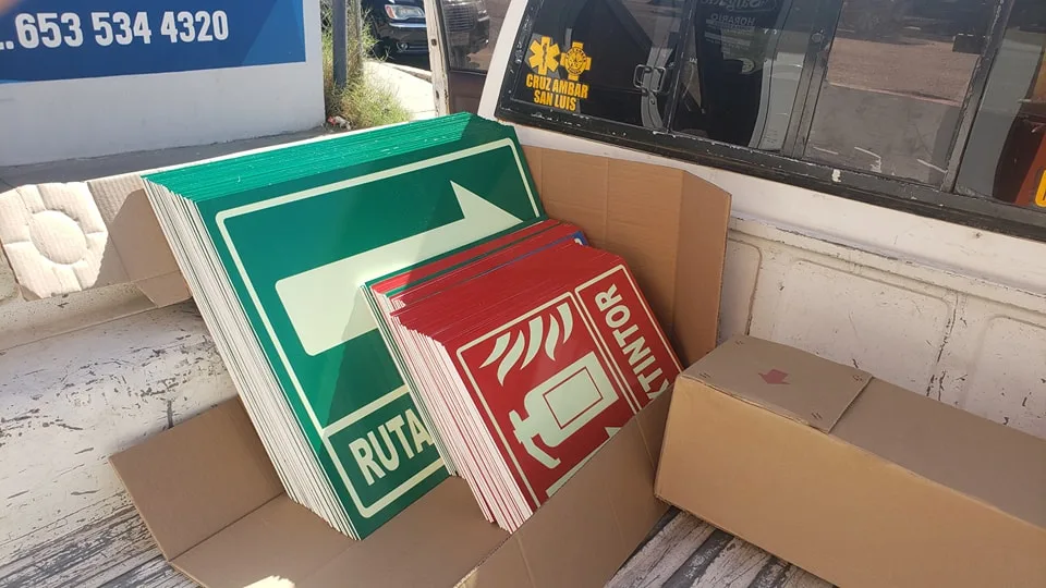 Letreros fotoluminiscentes a medida — Impresiones y bordados La Manita