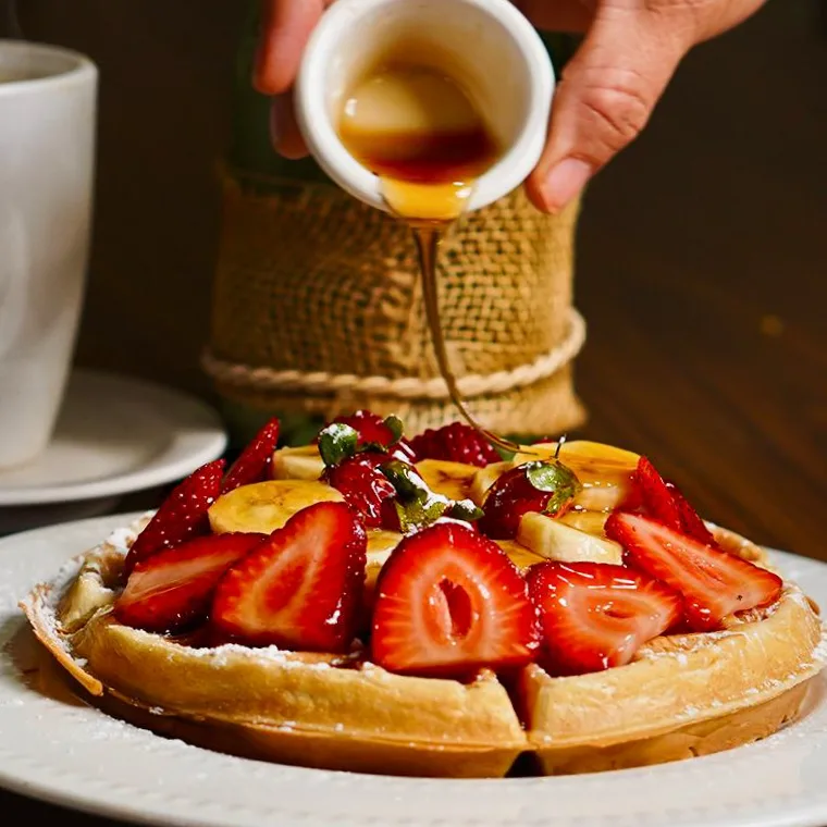 2 Hot Cakes o 1 Waffle con fruta — Cocina Alfaro, San Luis Río Colorado
