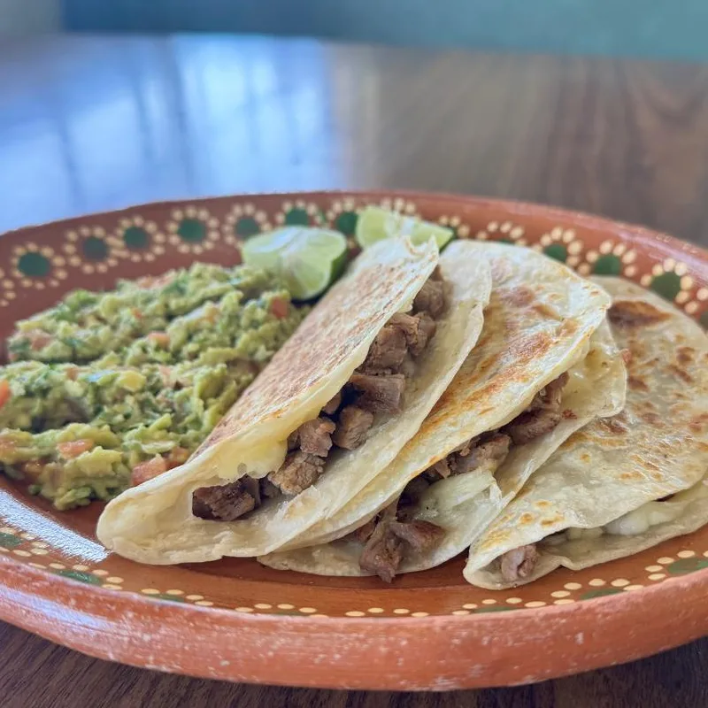 Orden de quesadillas de carne asada (3) — Cocina Alfaro, San Luis Río Colorado