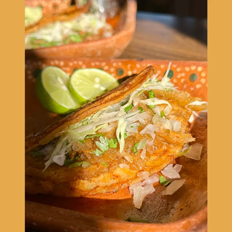 Taco de chicharrón en salsa roja — Cocina Alfaro, San Luis Río Colorado